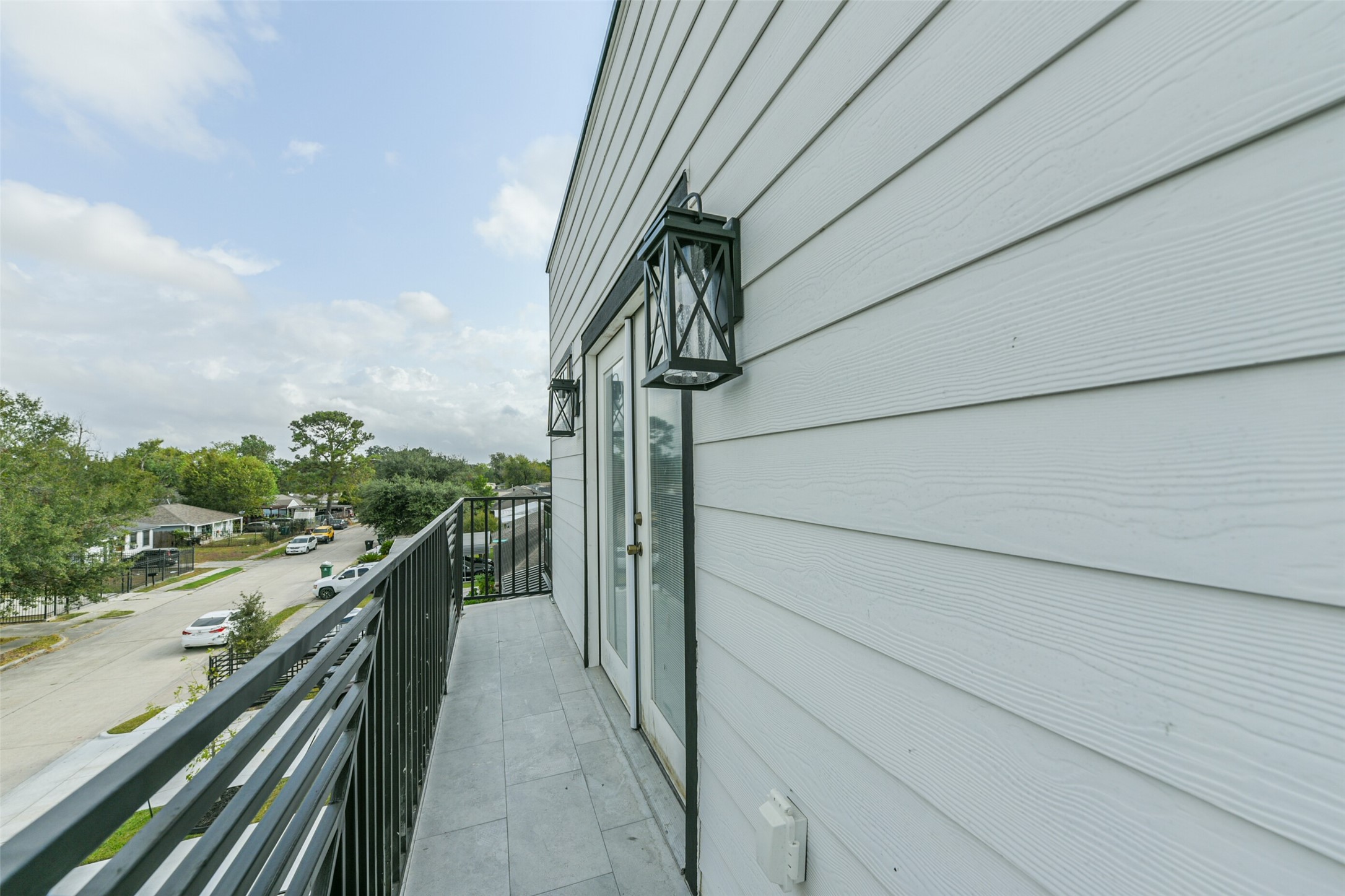 5302 Tarawa Road Houston, TX 77033 - Photo 32 of 35 The primary bedroom has its own balcony.