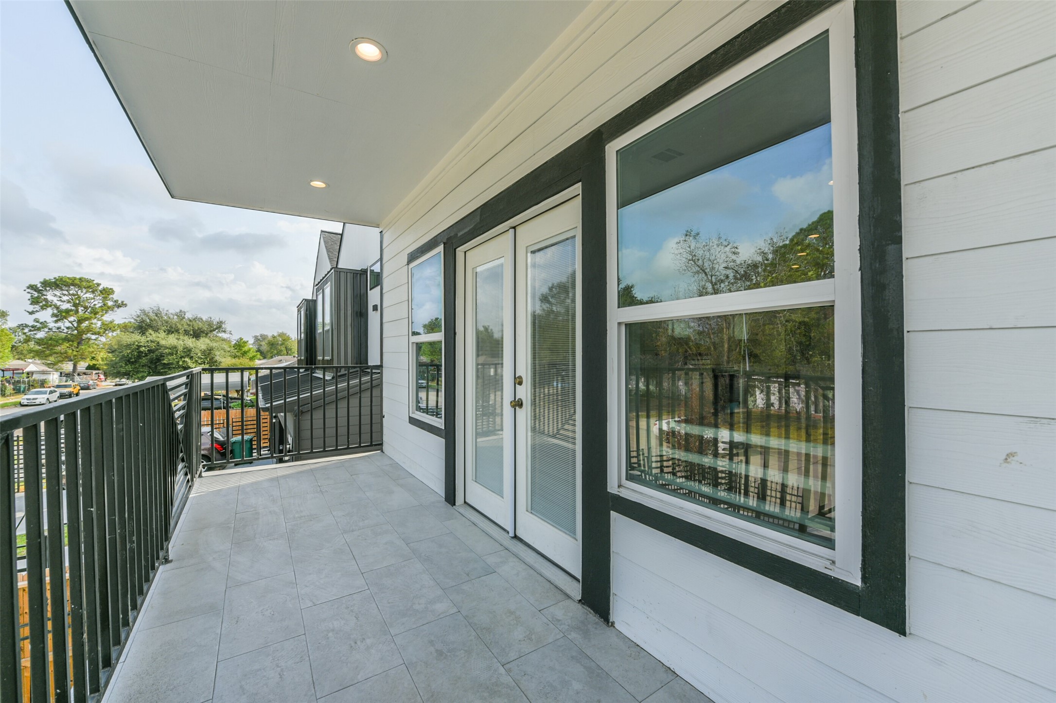 5302 Tarawa Road Houston, TX 77033 - Photo 34 of 35 Balcony off the living area on the second floor.