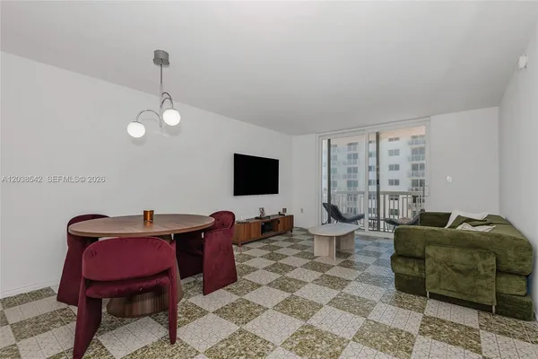 $490,000 | 401 Ocean Drive, Unit 810, Miami Beach, FL 33139