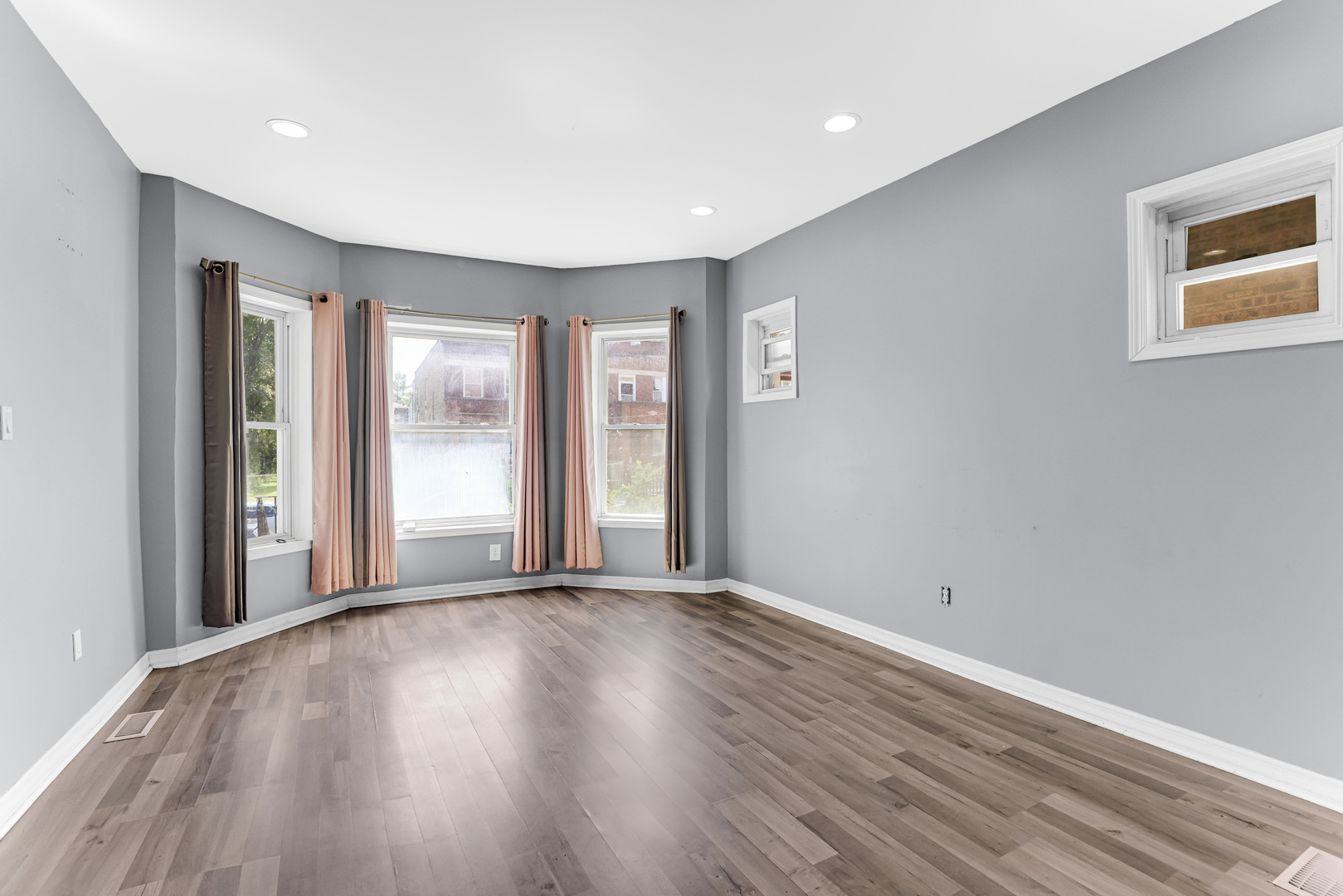 7012 South Sangamon Street Chicago, IL 60621 - Photo 4 of 8 Gallery Image 4