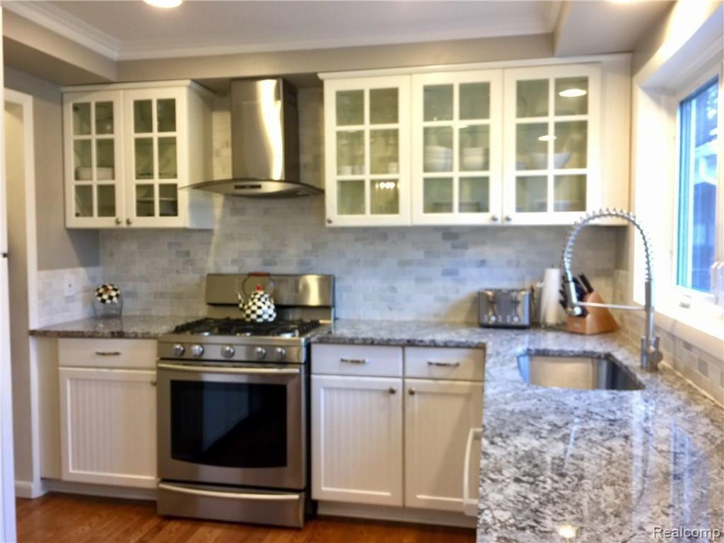 677 Shoreham Road Grosse Pointe Woods, MI 48236 - Photo 3 of 32