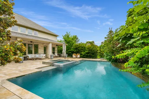 $975,000 | 10 Black Spruce Court, The Woodlands, TX 77375
