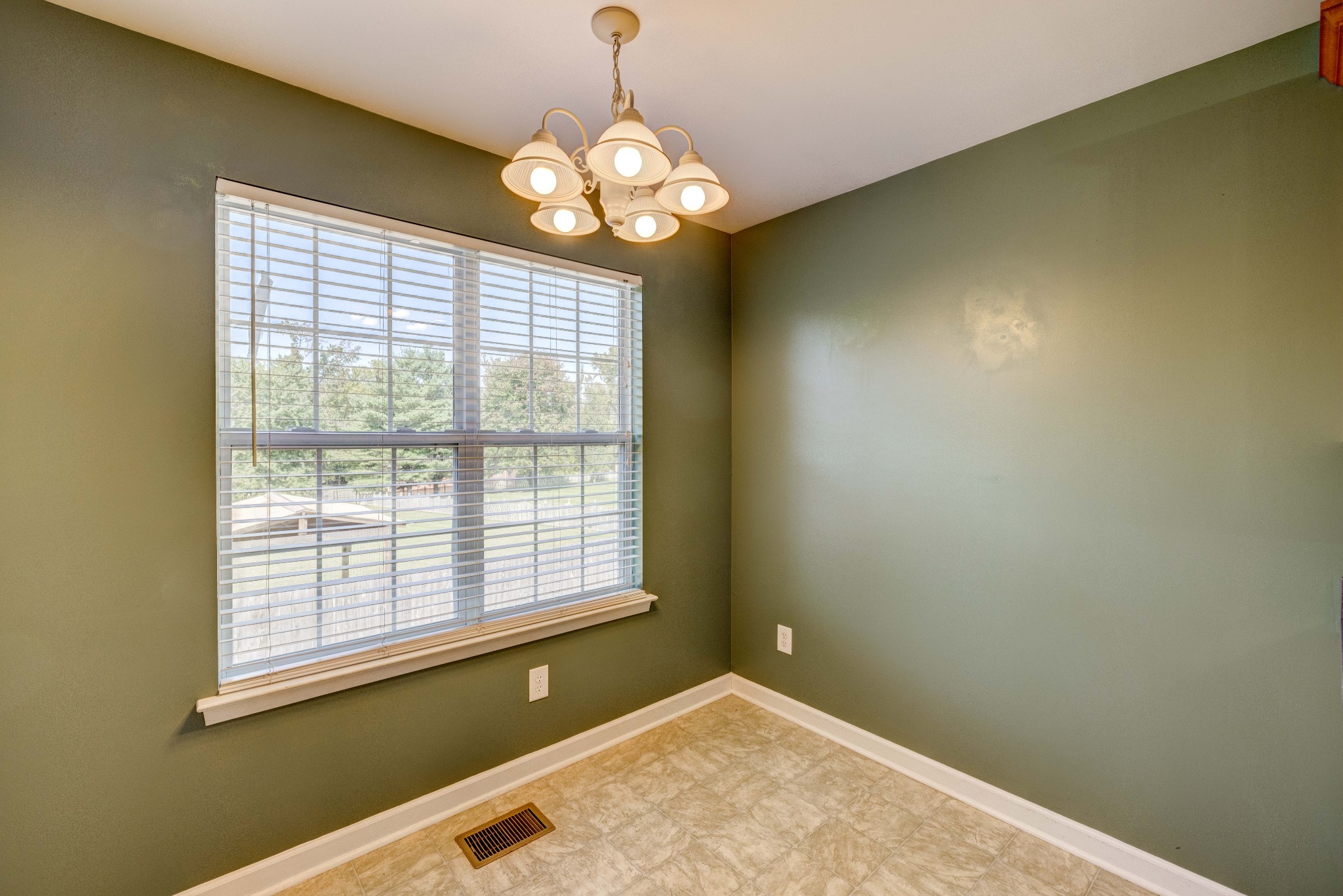 582 Cedar Grove Road Lebanon, TN 37087 - Photo 16 of 47 a view of livingroom with window