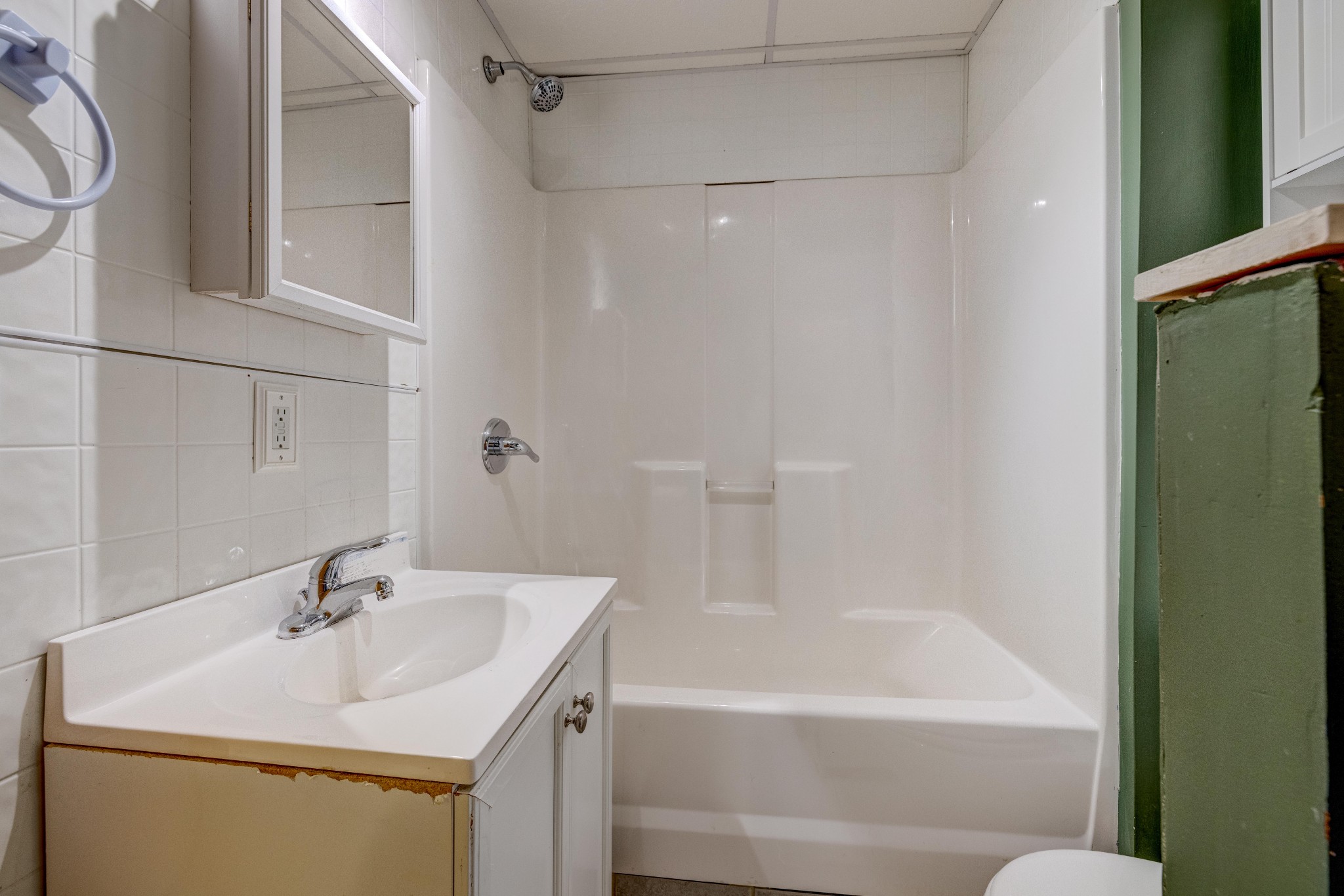 582 Cedar Grove Road Lebanon, TN 37087 - Photo 37 of 47 a bathroom with a sink a toilet and shower