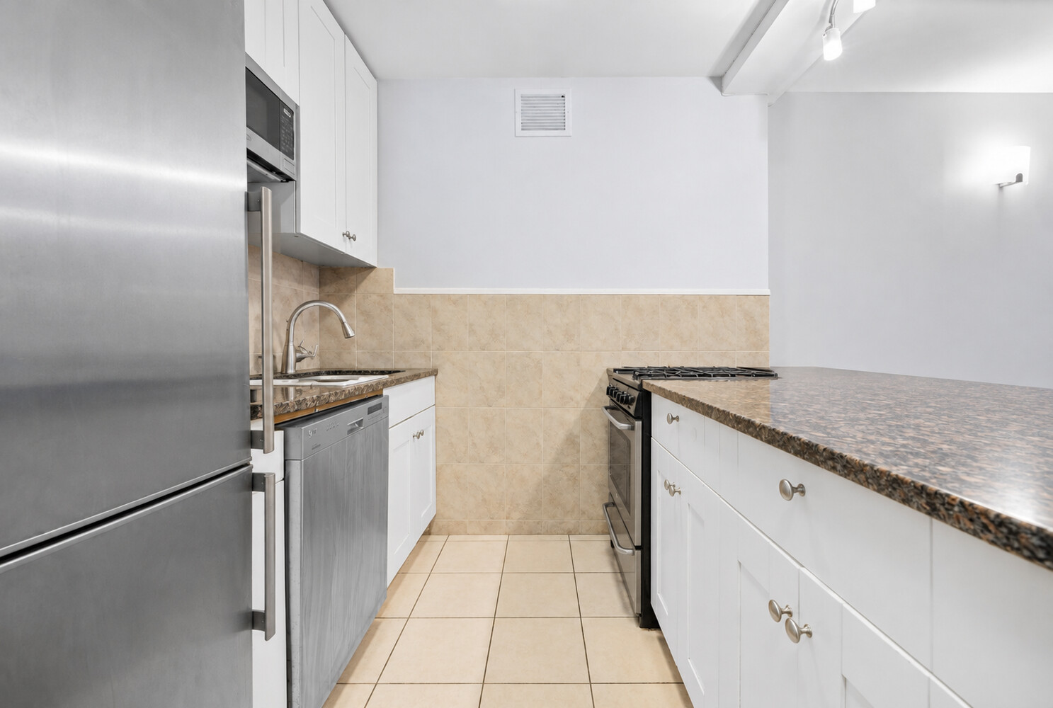 300 Rector Place, Unit 4O Manhattan, NY 10280 - Photo 5 of 14 Gallery Image 5