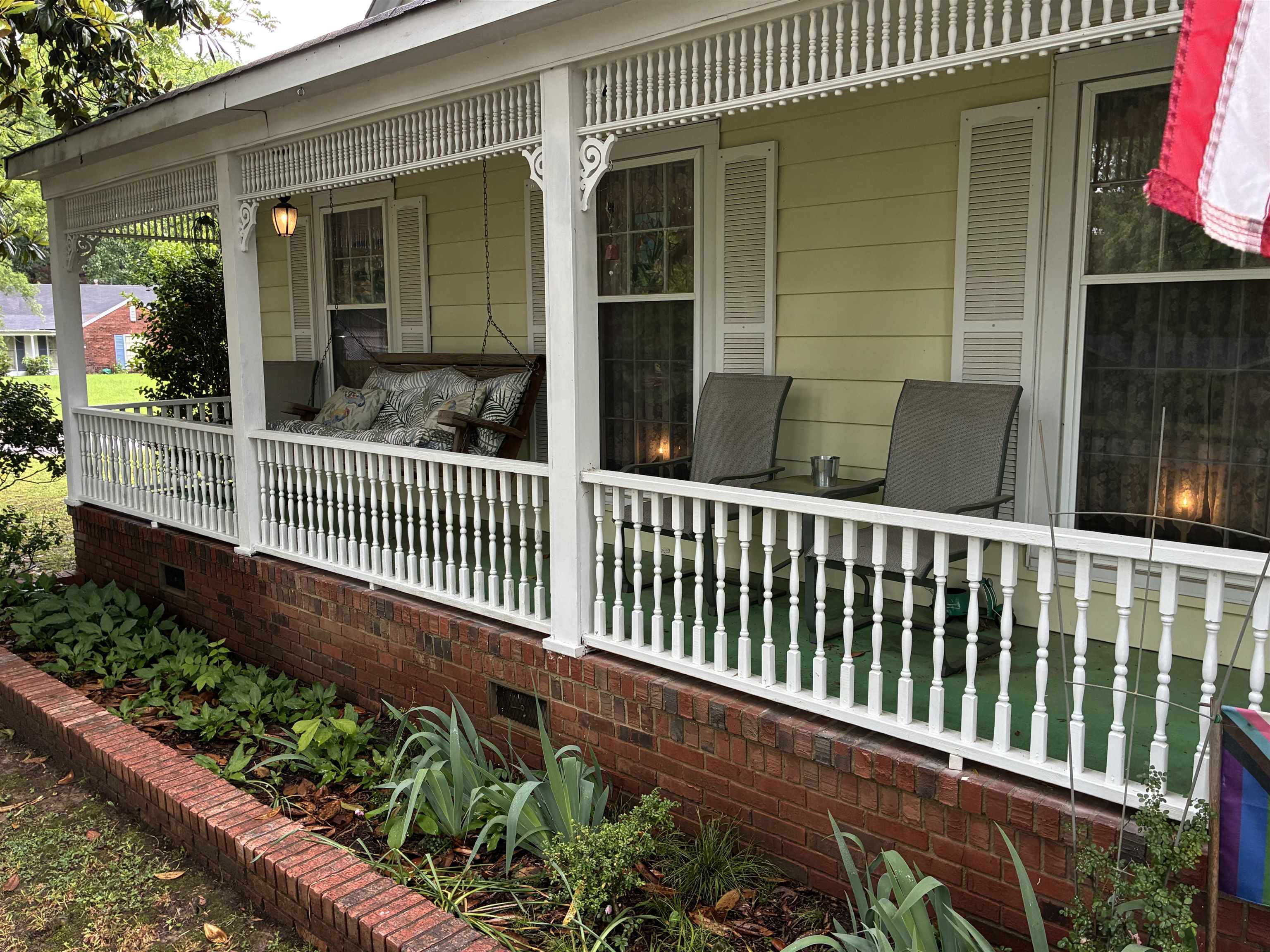 3194 Lammermuir Road Memphis, TN 38128 - Photo 4 of 40 Inviting front porch featuring a white spindle railing and a porch swing