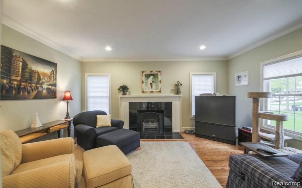 667 Washington Road Grosse Pointe, MI 48230 - Photo 3 of 29 3-photo-web-1680x1050-163925.jpg