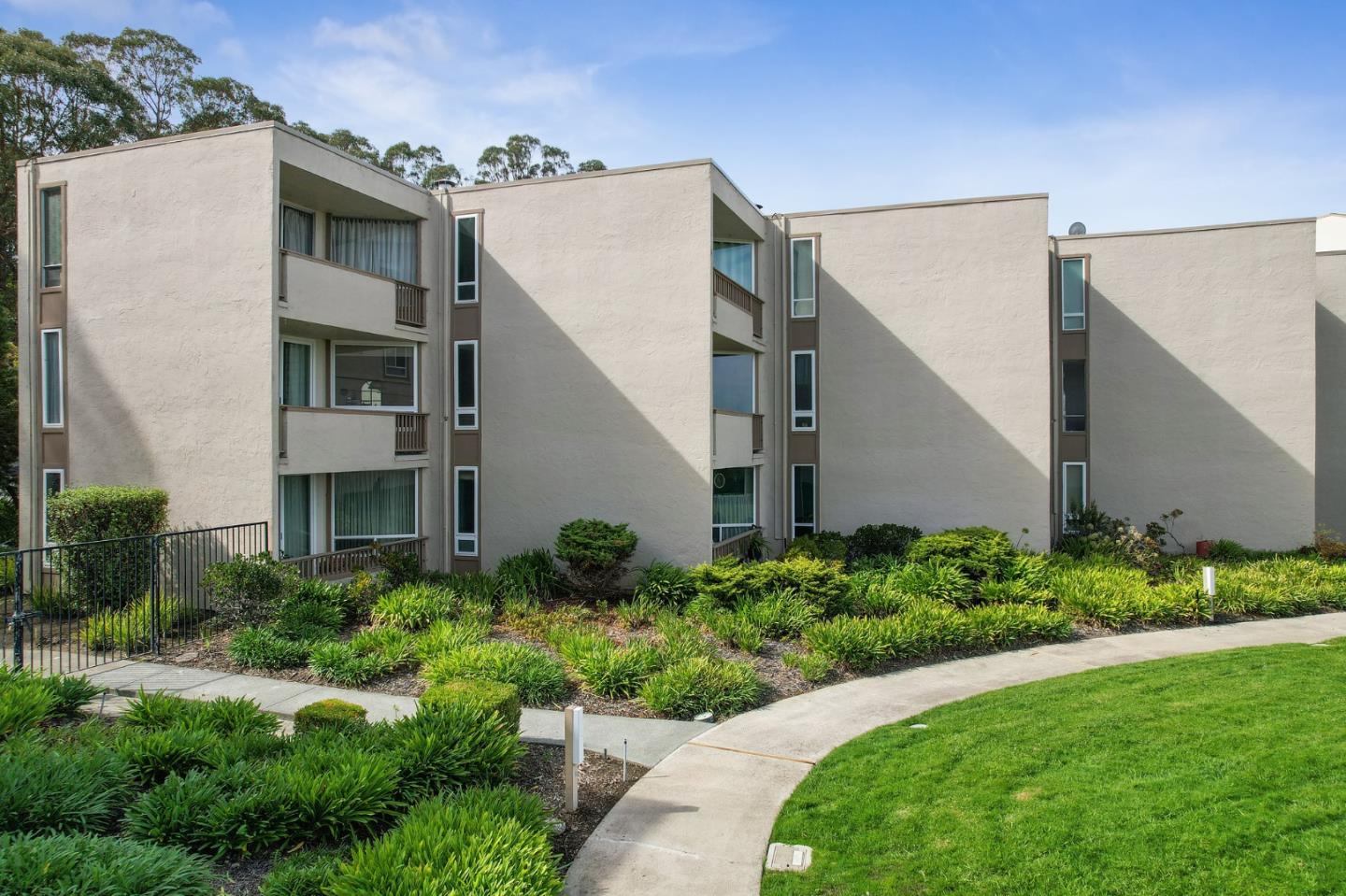 320 Vallejo Drive, Unit 23 Millbrae, CA 94030 - Photo 49 of 50 a view of a back yard of the house