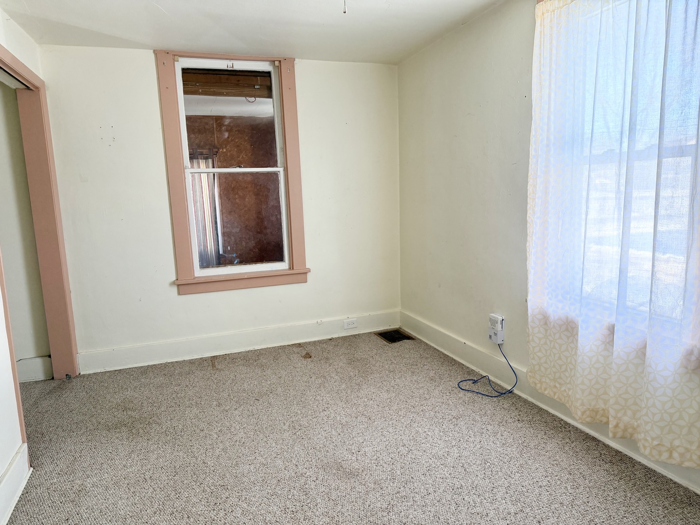 1429 Phelps Street Ottawa, IL 61350 - Photo 13 of 27 an empty room with windows