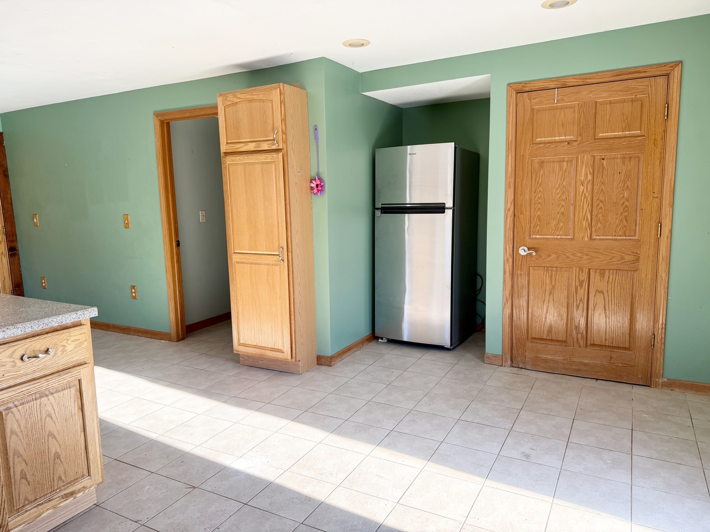 1429 Phelps Street Ottawa, IL 61350 - Photo 6 of 27 an empty room with closet and mirror