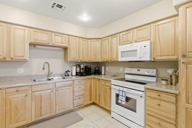 722 Boulder Ridge Road Payson, AZ 85541 - Photo 13 of 29 a kitchen with white cabinets sink and stove