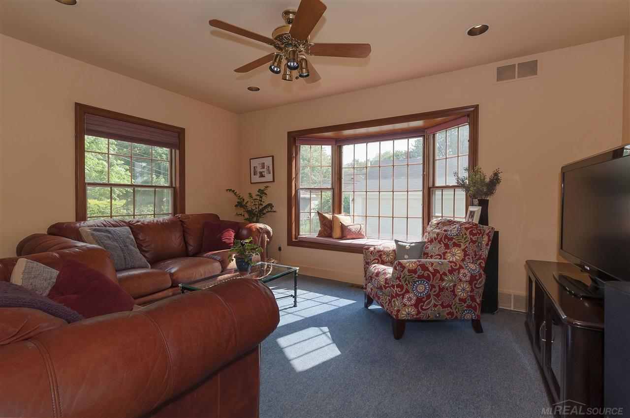 953 Lincoln Road Grosse Pointe, MI 48230 - Photo 12 of 32 31349669-11.JPG