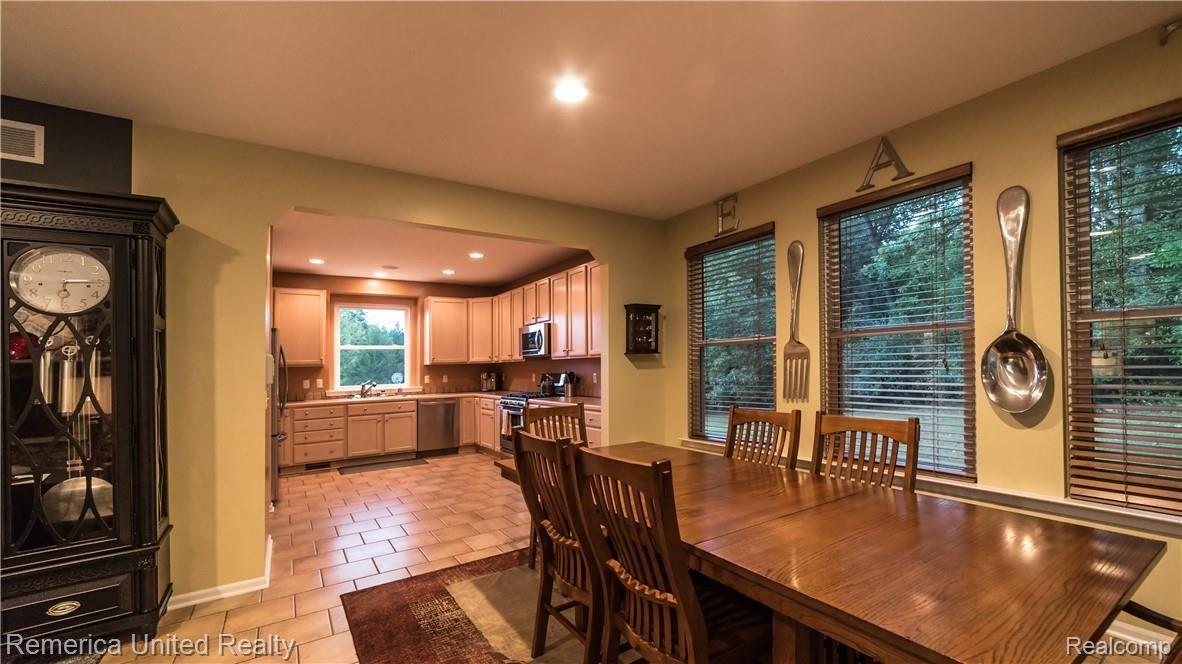 10336 Hartland Road Fenton, MI 48430 - Photo 10 of 38 Dining Kitchen Hartland Road.jpg