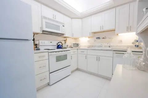 $235,000 | 336 Golfview Road, Unit 203, North Palm Beach, FL 33408