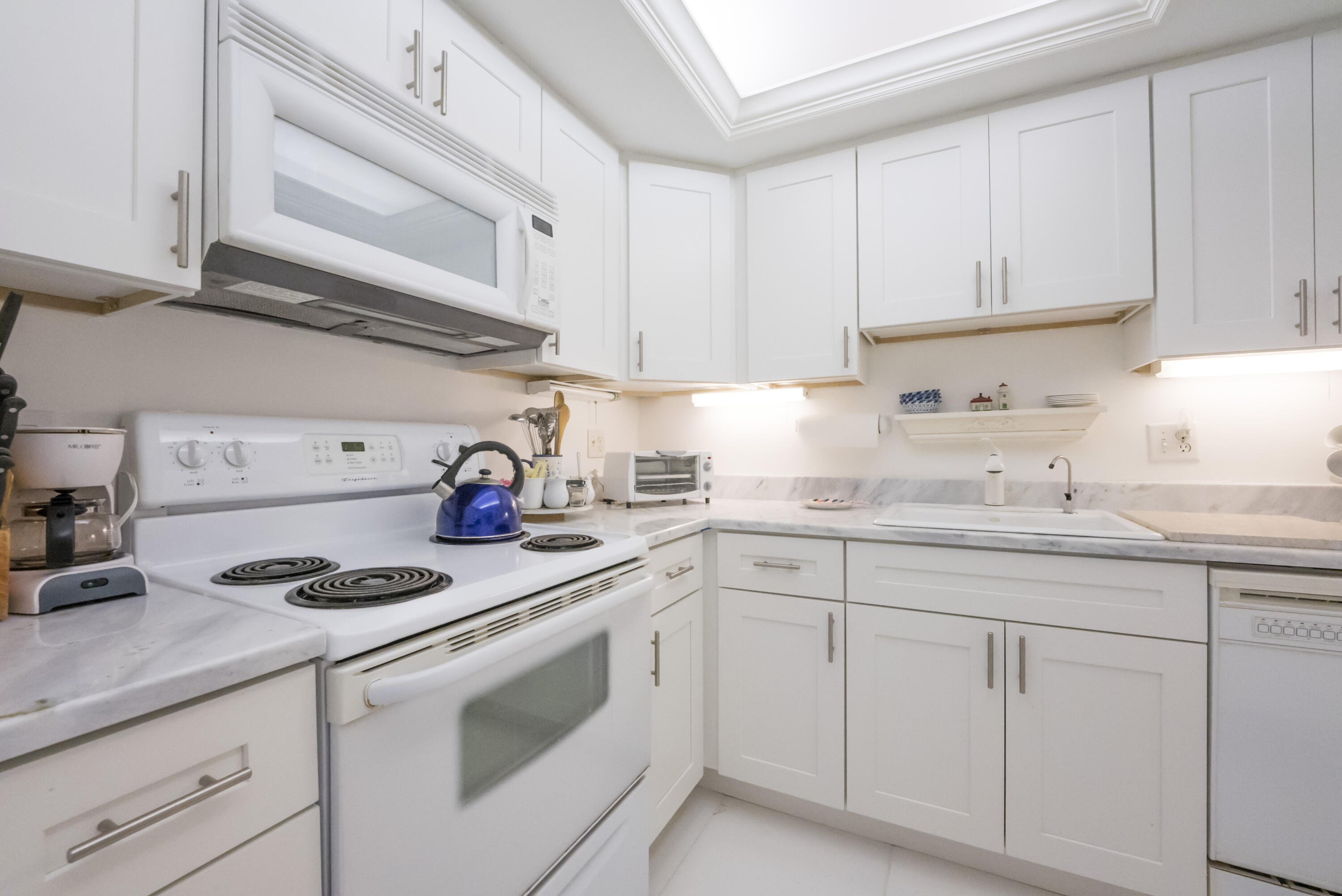 336 Golfview Road, Unit 203 North Palm Beach, FL 33408 - Photo 9 of 43 Kitchen