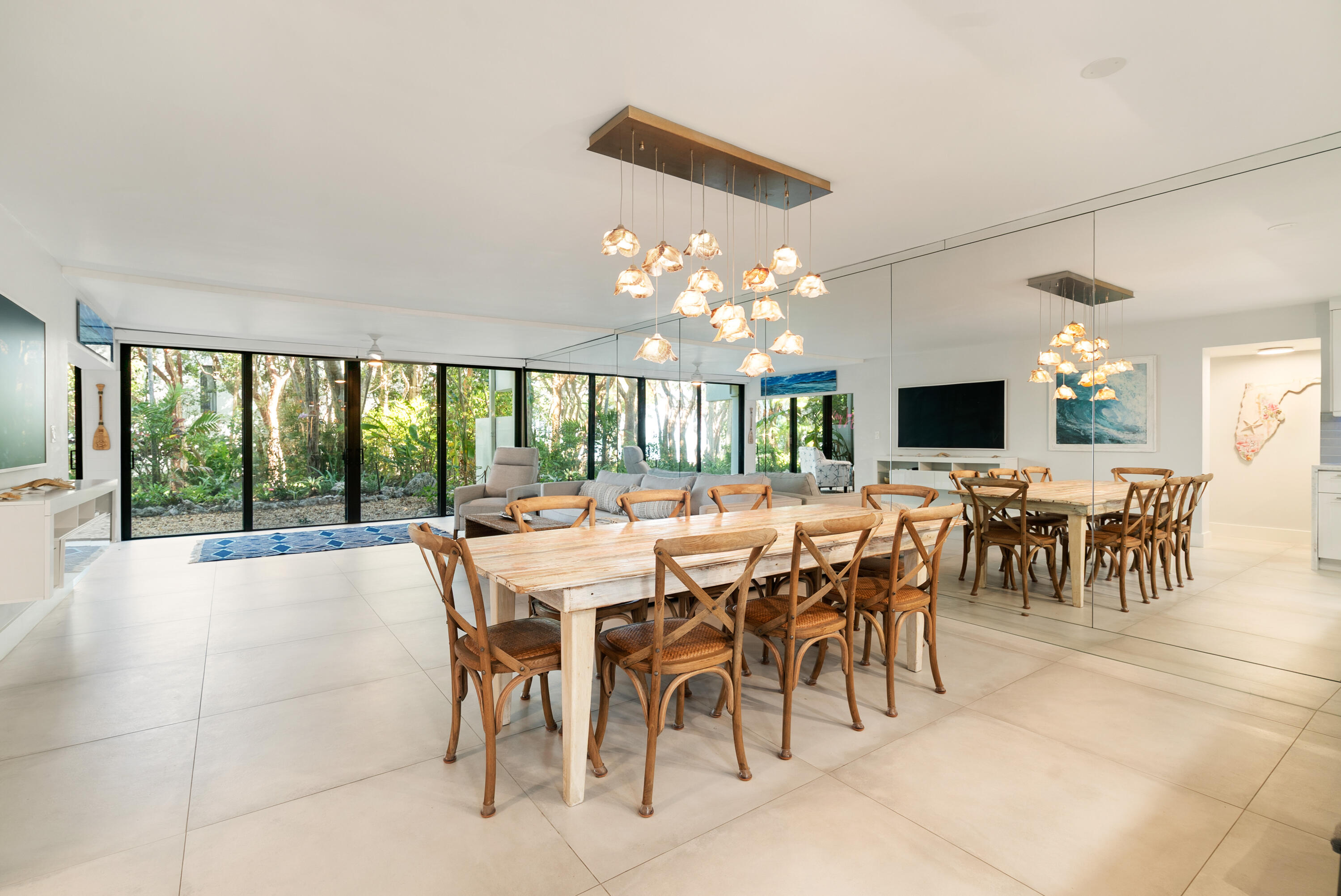 97652 Overseas Highway, Unit M4 Key Largo, FL 33037 - Photo 6 of 44 a dining hall with lots of tables and chairs