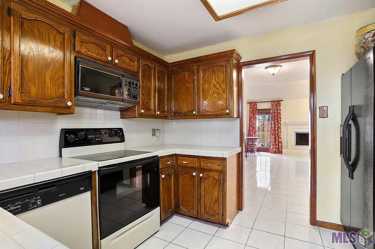 2068 Michel Delving Road Baton Rouge, LA 70810 - Photo 8 of 15 Kitchen