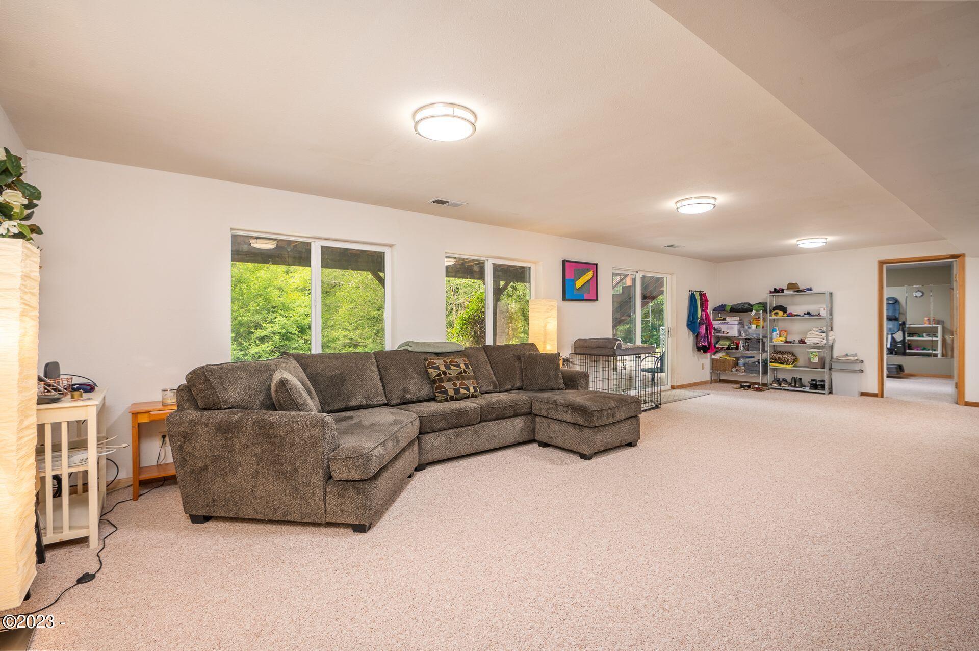 333 Northeast Steenson Road Newport, OR 97365 - Photo 22 of 46 Family room