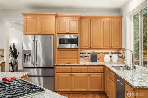 $2,200,000 | 5706 Northwest Lac Leman Drive, Issaquah, WA 98027