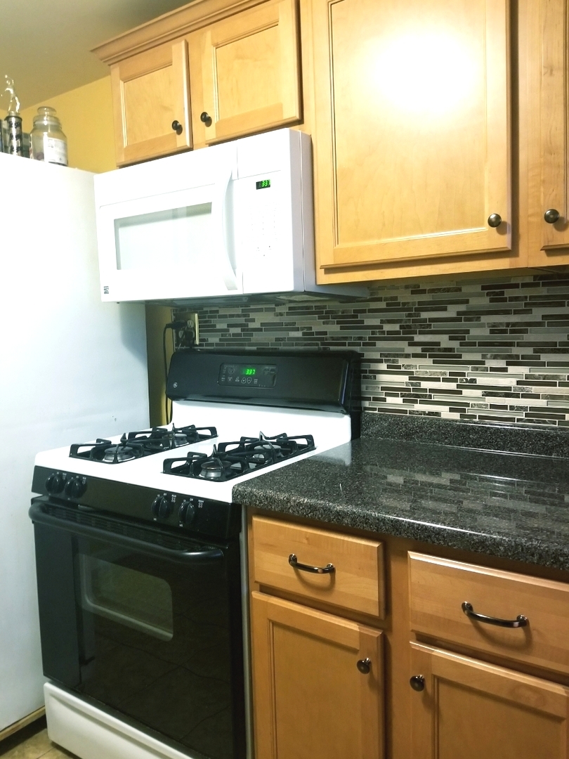 137 South Pinecrest Road Bolingbrook, IL 60440 - Photo 22 of 25 a stove top oven sitting inside of a kitchen