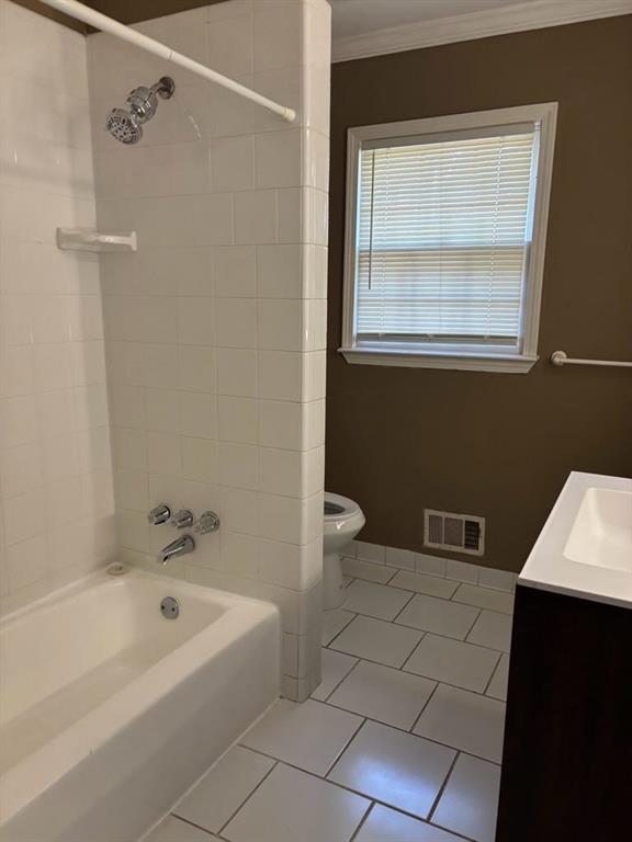 616 Fayetteville Road Jonesboro, GA 30236 - Photo 14 of 14 a bathroom with a bathtub a sink a toilet and a vanity