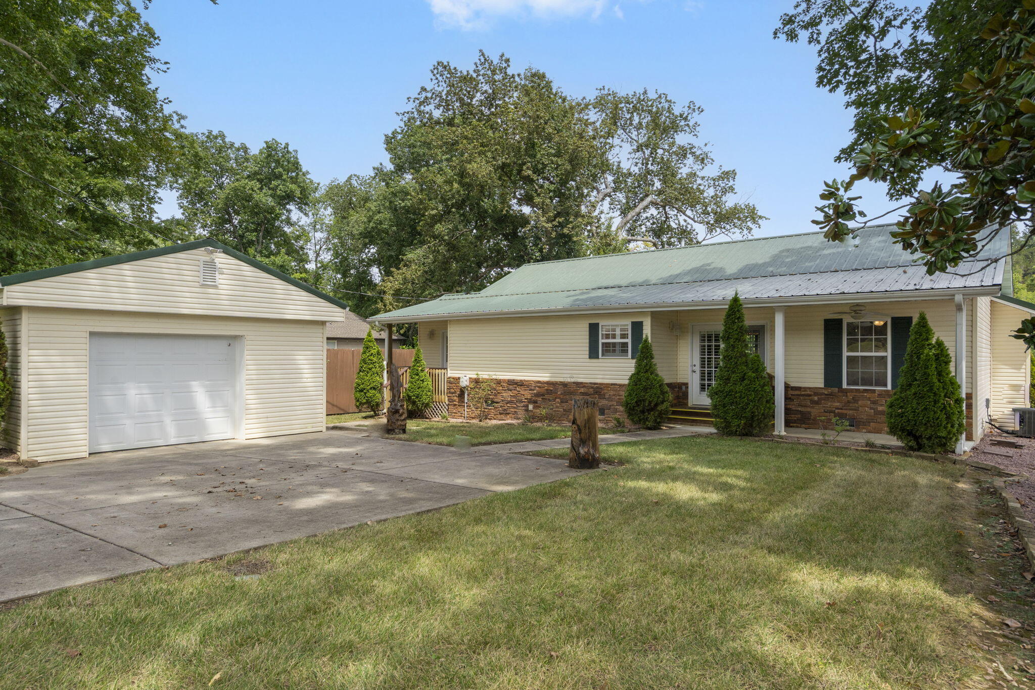 1612 Acacia Club Road Hollister, MO 65672 - Photo 20 of 82 1612 Front & Garage