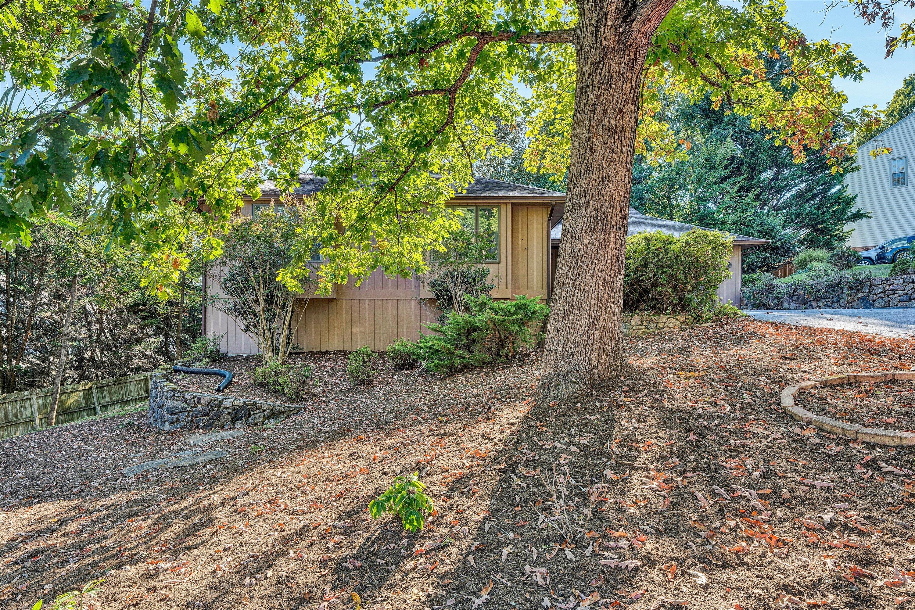 3318 One Oak Road Roanoke, VA 24018 - Photo 3 of 43 a front view of a house with garden