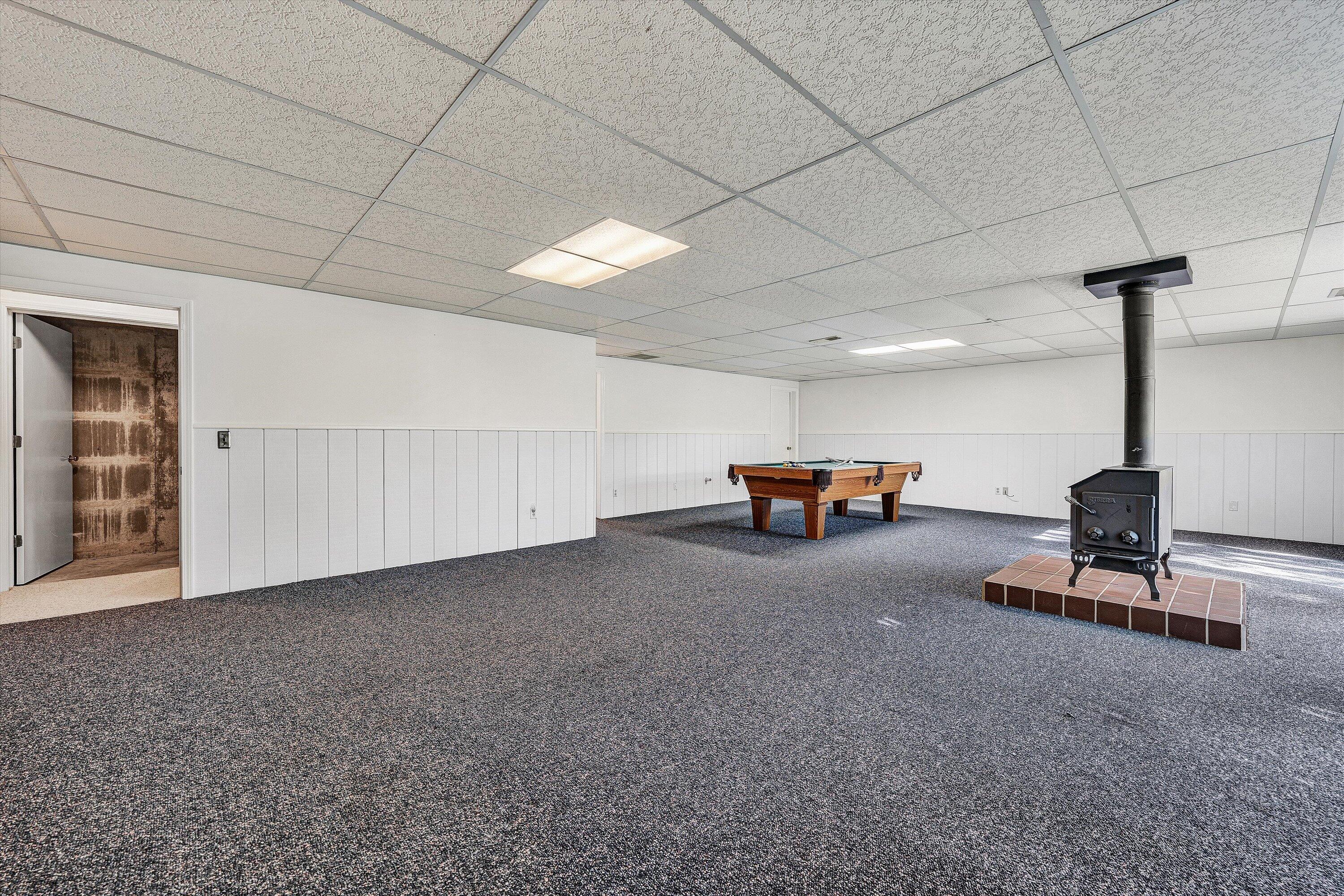 3318 One Oak Road Roanoke, VA 24018 - Photo 32 of 43 a living room with furniture and a table