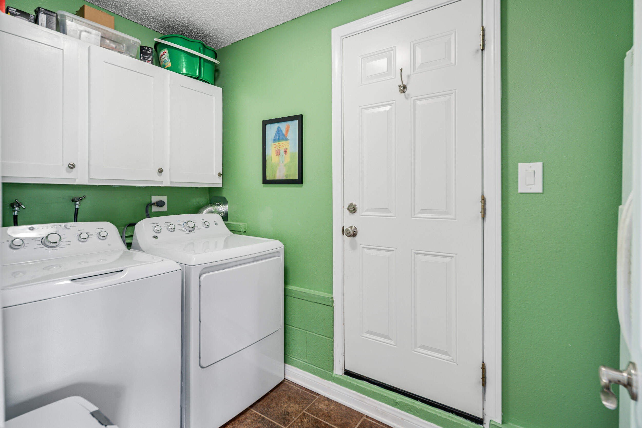 14818 Ripton Road Lake Hughes, CA 93532 - Photo 24 of 35 Laundry Mud room