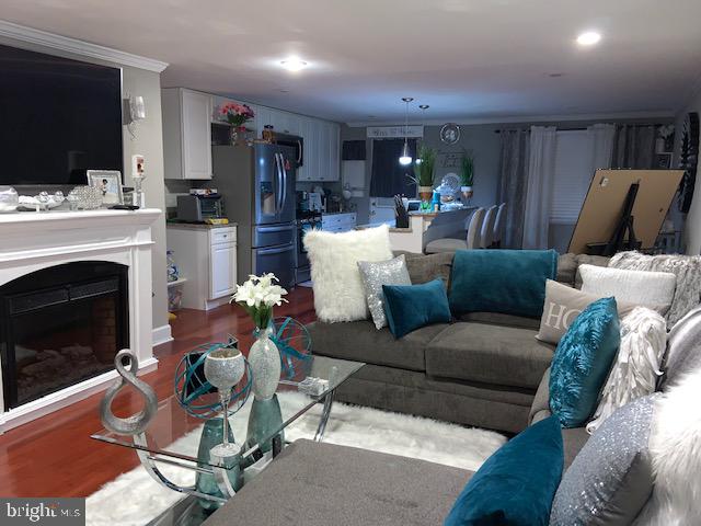 1054 Middleborough Road Baltimore, MD 21221 - Photo 3 of 20 Living Room
