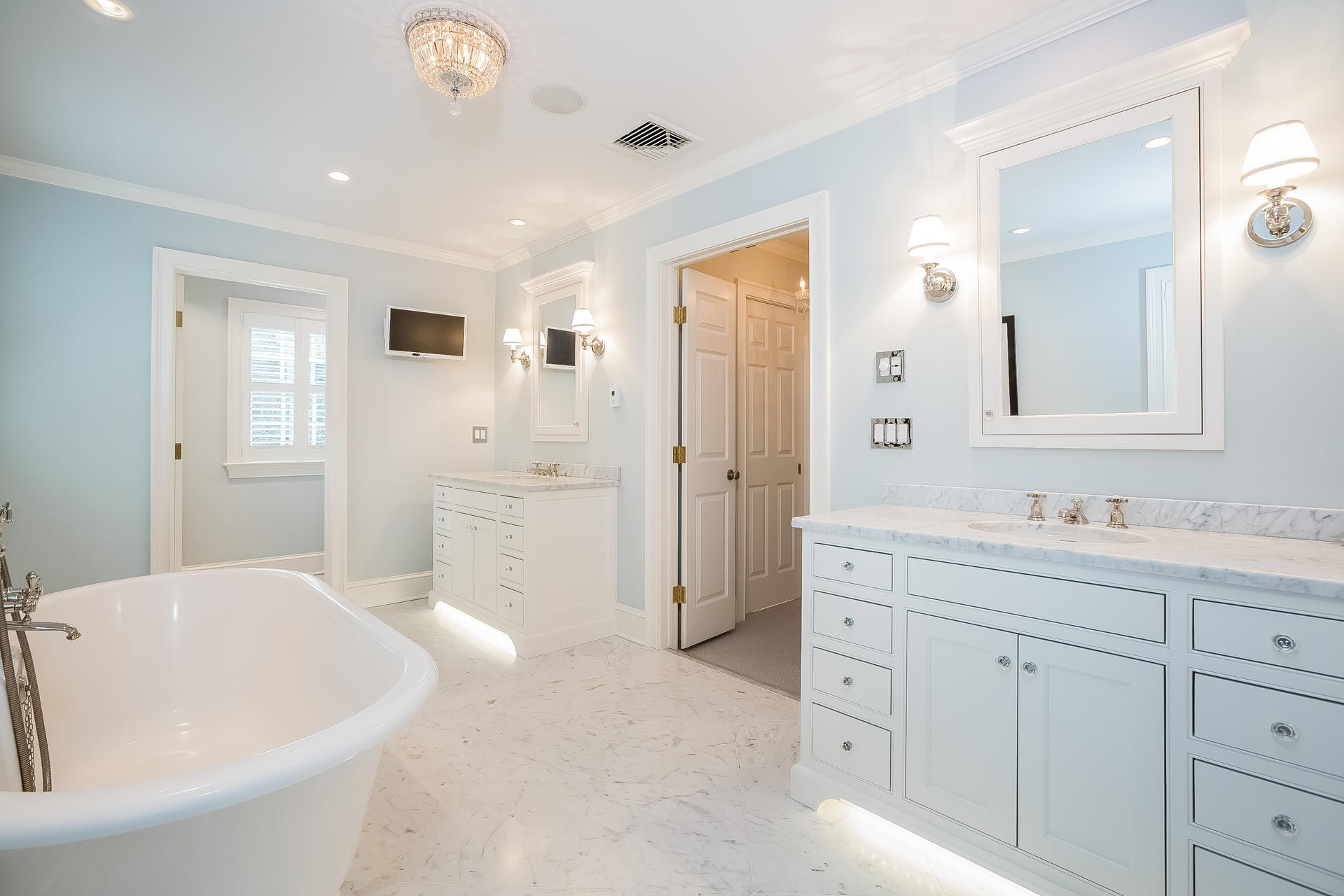 94 Marshall Ridge Road New Canaan, CT 06840 - Photo 20 of 50 a spacious bathroom with a tub sink a shower and mirror
