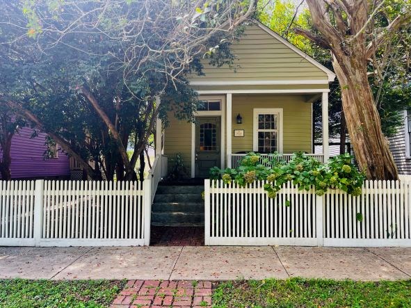 212 West 7th Street Columbus, GA 31901 - Photo 2 of 20 a front view of a house with a garden