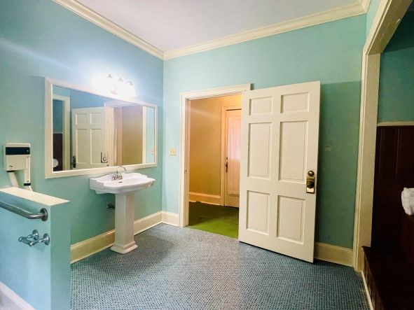 212 West 7th Street Columbus, GA 31901 - Photo 4 of 20 a bathroom with a sink and a mirror