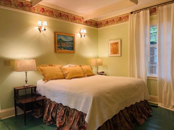 212 West 7th Street Columbus, GA 31901 - Photo 8 of 20 a bedroom with a bed and a window