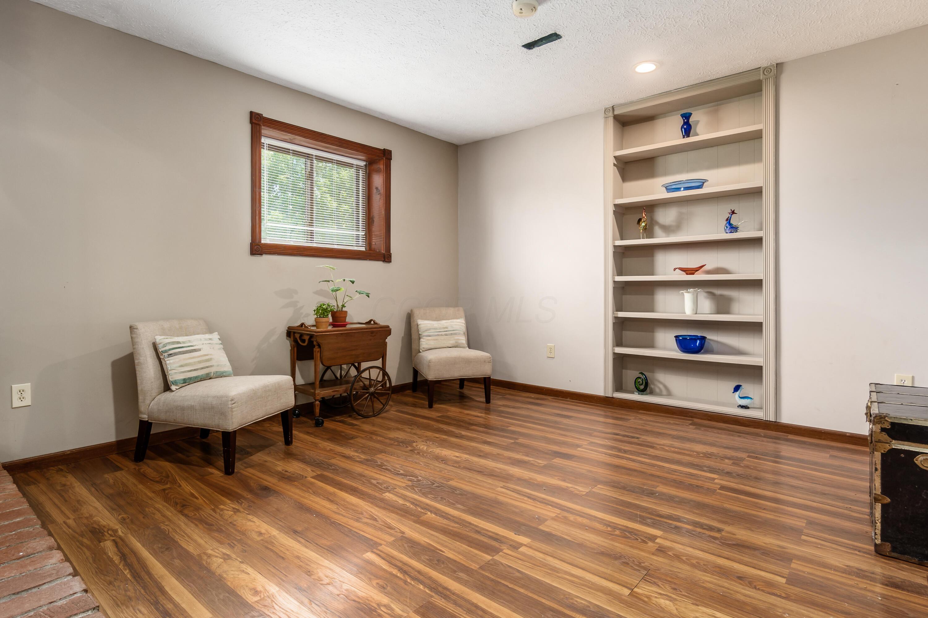 5795 Royalton Road Southwest Lancaster, OH 43130 - Photo 11 of 49 Built in shelving