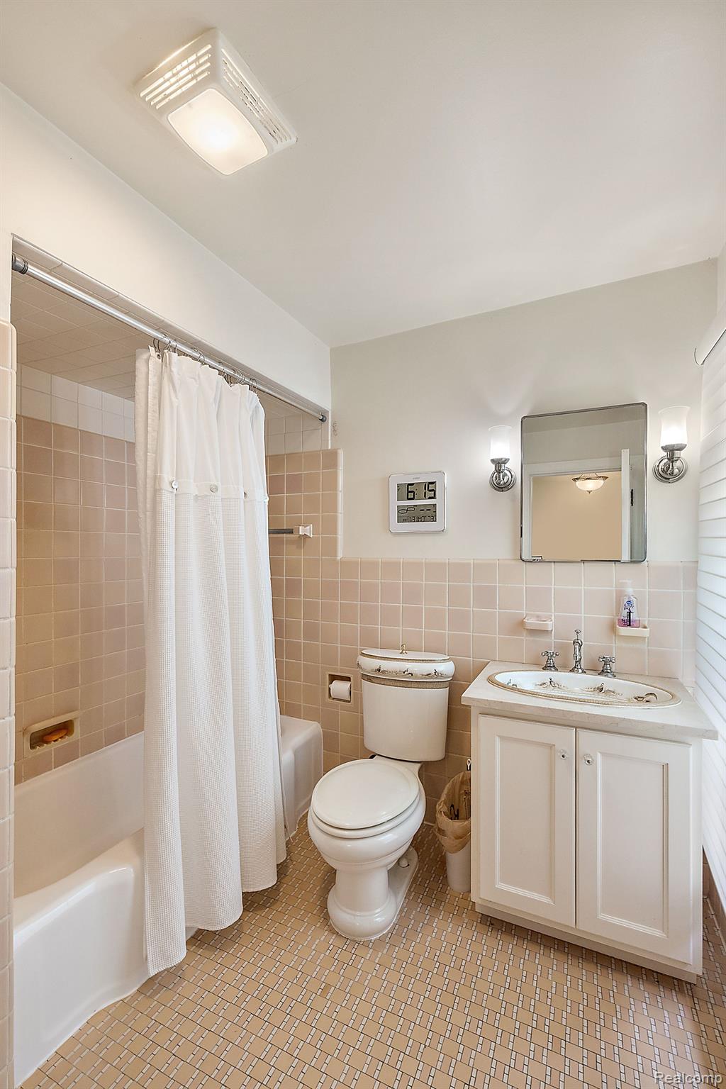 5245 North Adams Road Rochester, MI 48306 - Photo 43 of 75 Upstairs full bathr