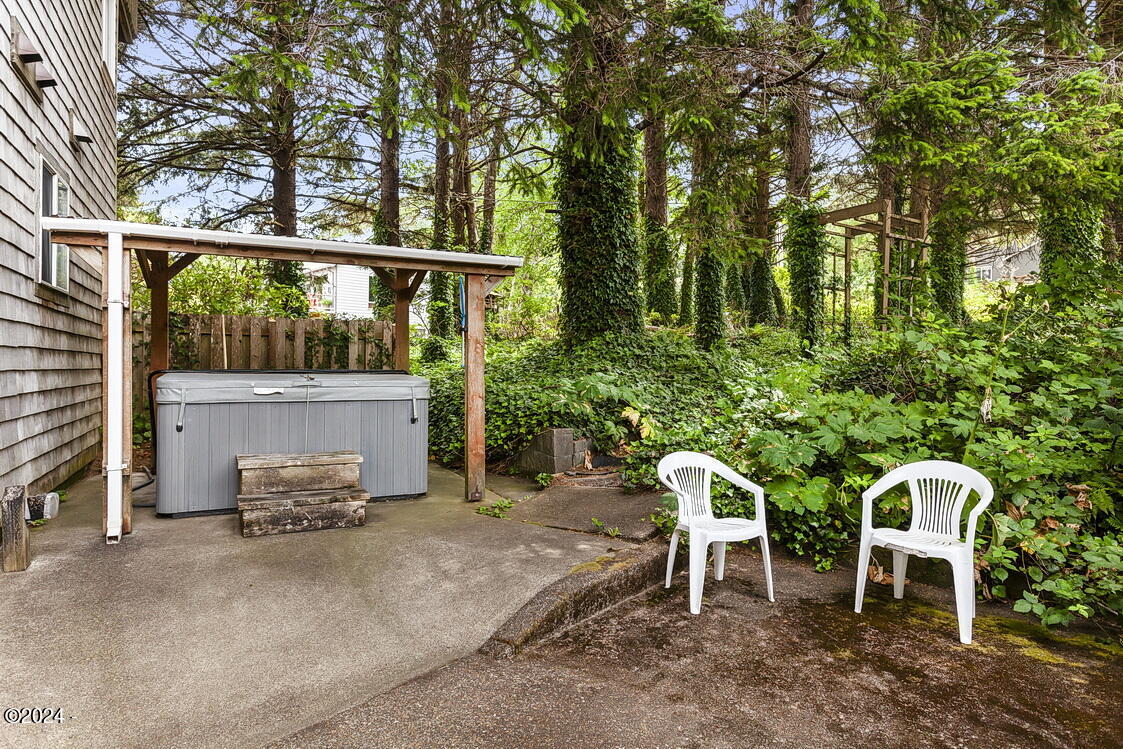 154 Shell Street Yachats, OR 97498 - Photo 45 of 57 Hot Tub