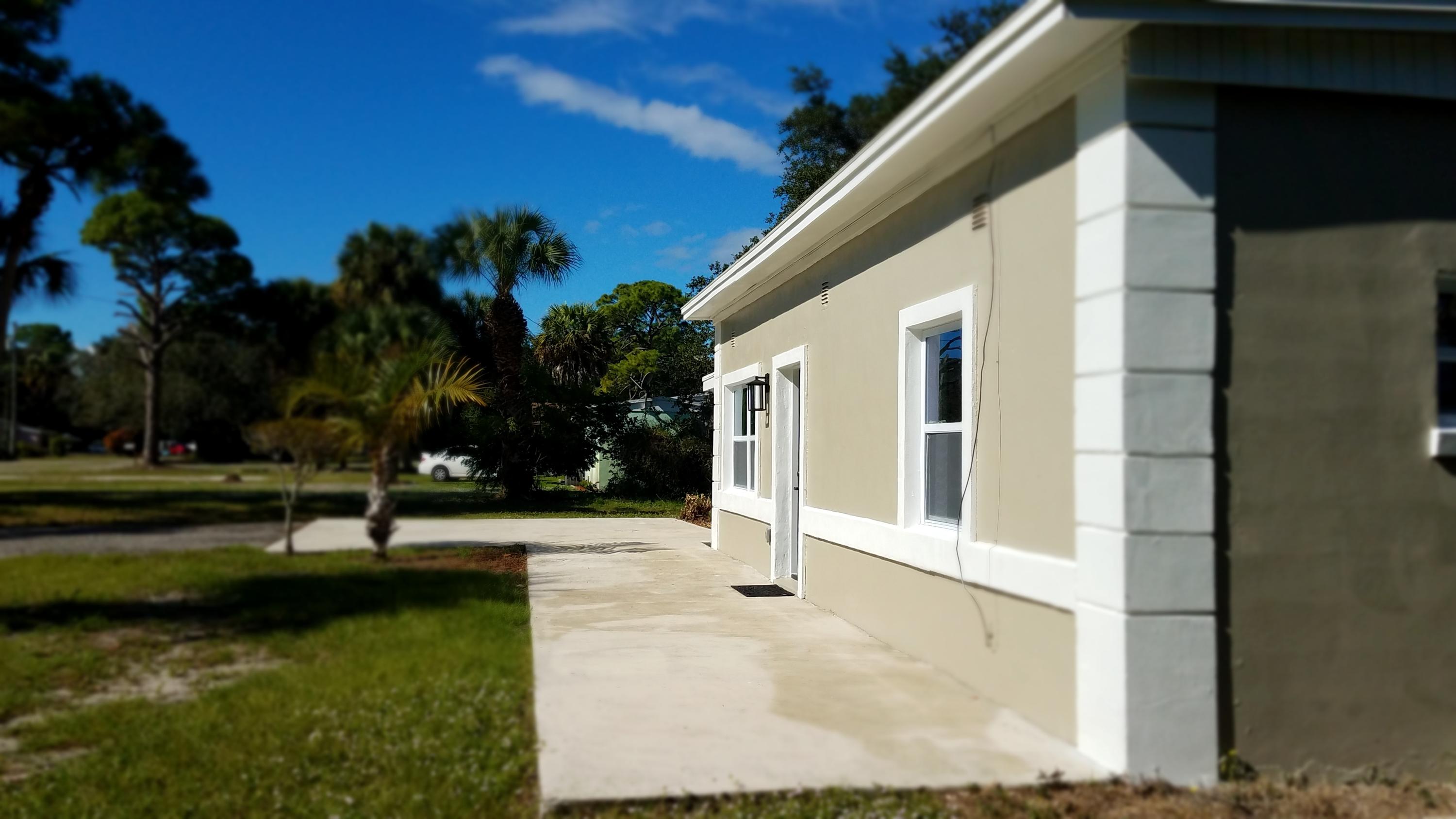 4104 Ave R Fort Pierce, FL 34947 - Photo 6 of 35 Ave R front patio