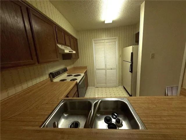 $98,500 | 701 Fairfax Drive, Unit 209, Gretna, LA 70056