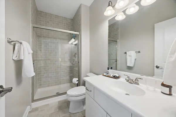 $999,000 | 829 Avon Court, Glen Ellyn, IL 60137