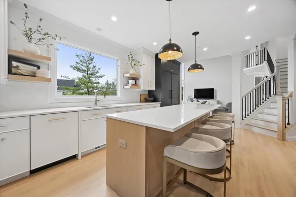 $999,000 | 829 Avon Court, Glen Ellyn, IL 60137