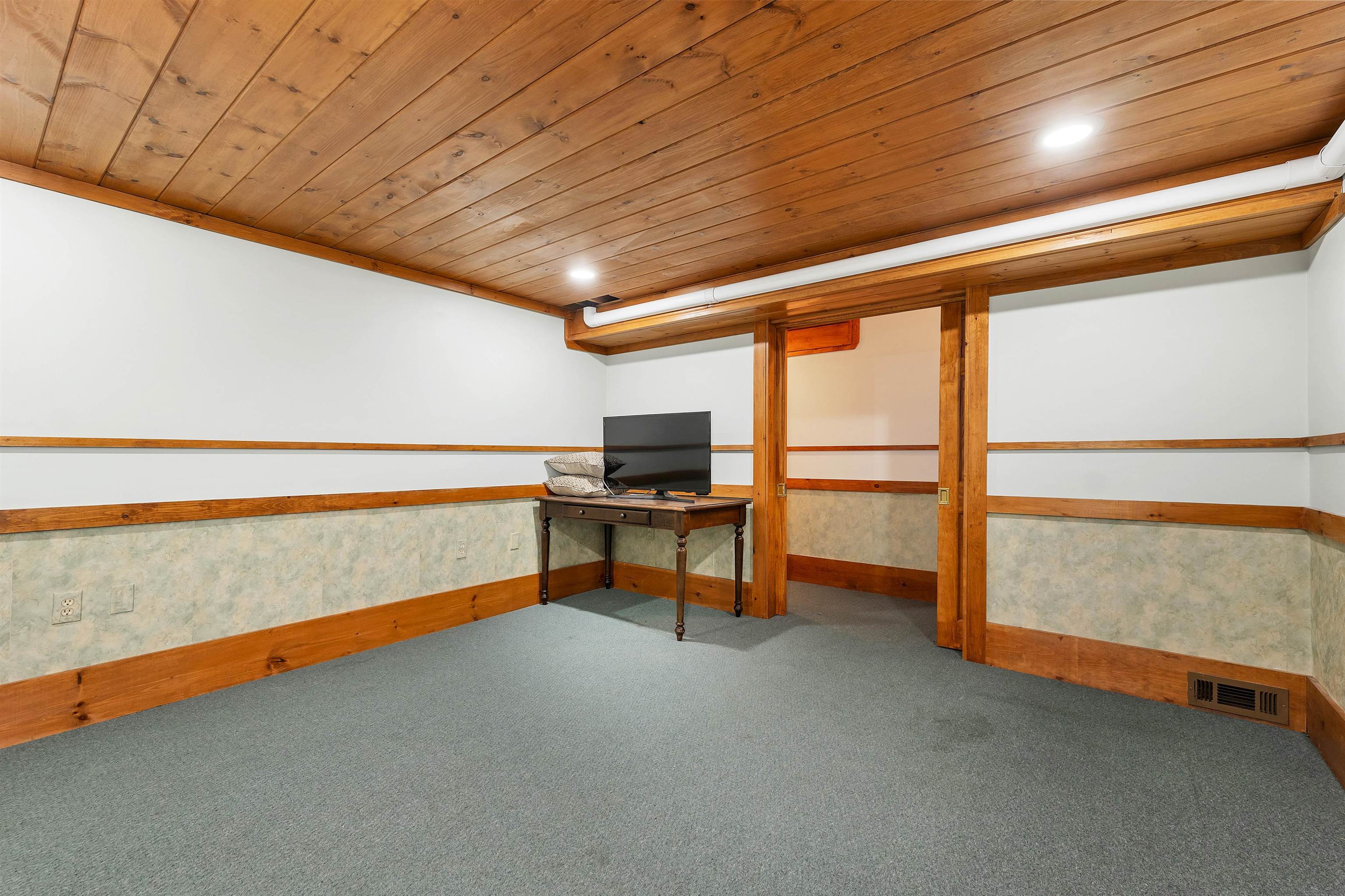365 Winding Pond Road Londonderry, NH 03053 - Photo 23 of 40