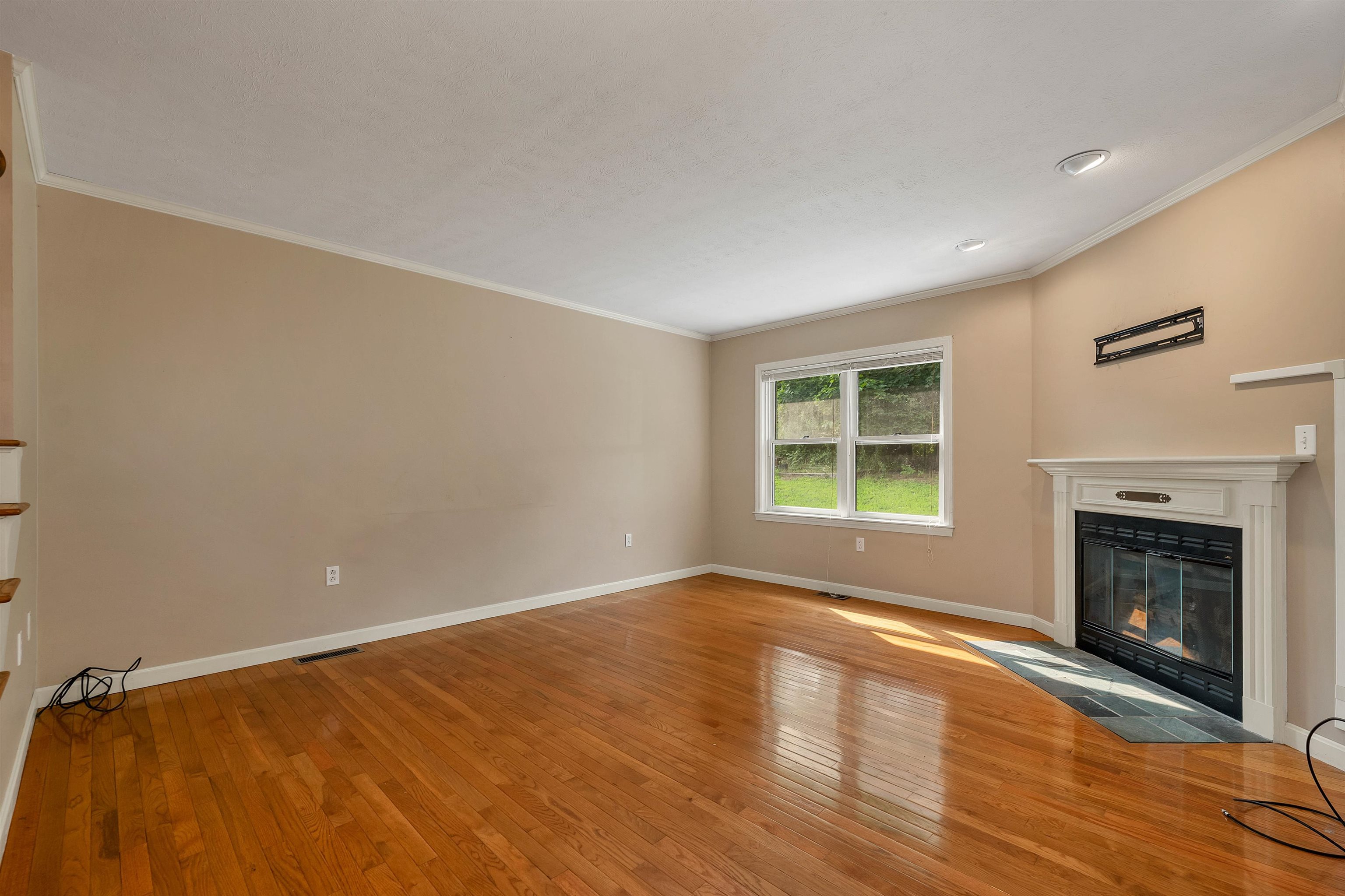 365 Winding Pond Road Londonderry, NH 03053 - Photo 4 of 40