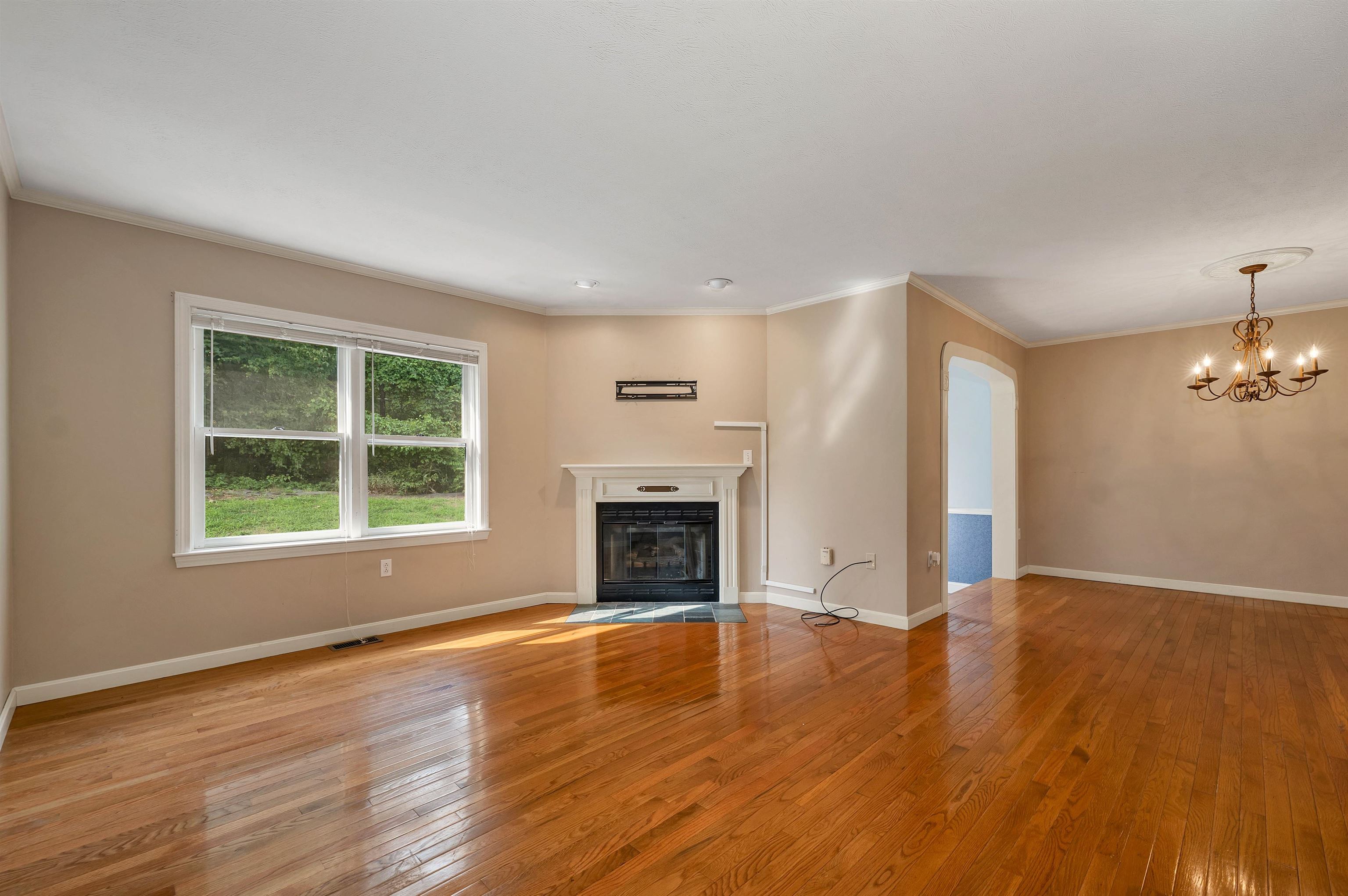 365 Winding Pond Road Londonderry, NH 03053 - Photo 5 of 40