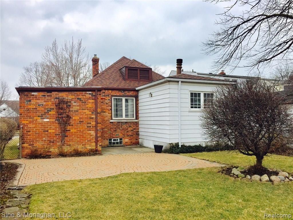 1761 Roslyn Road Grosse Pointe, MI 48236 - Photo 19 of 21 1761 Roslyn back USE.jpg