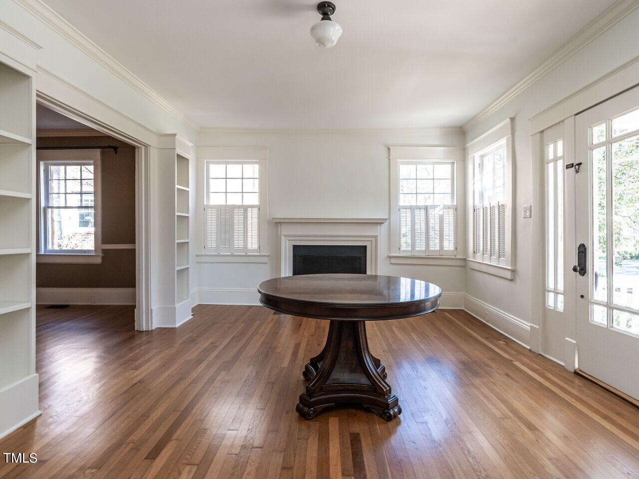 007-1280x960-foyer-parlor
