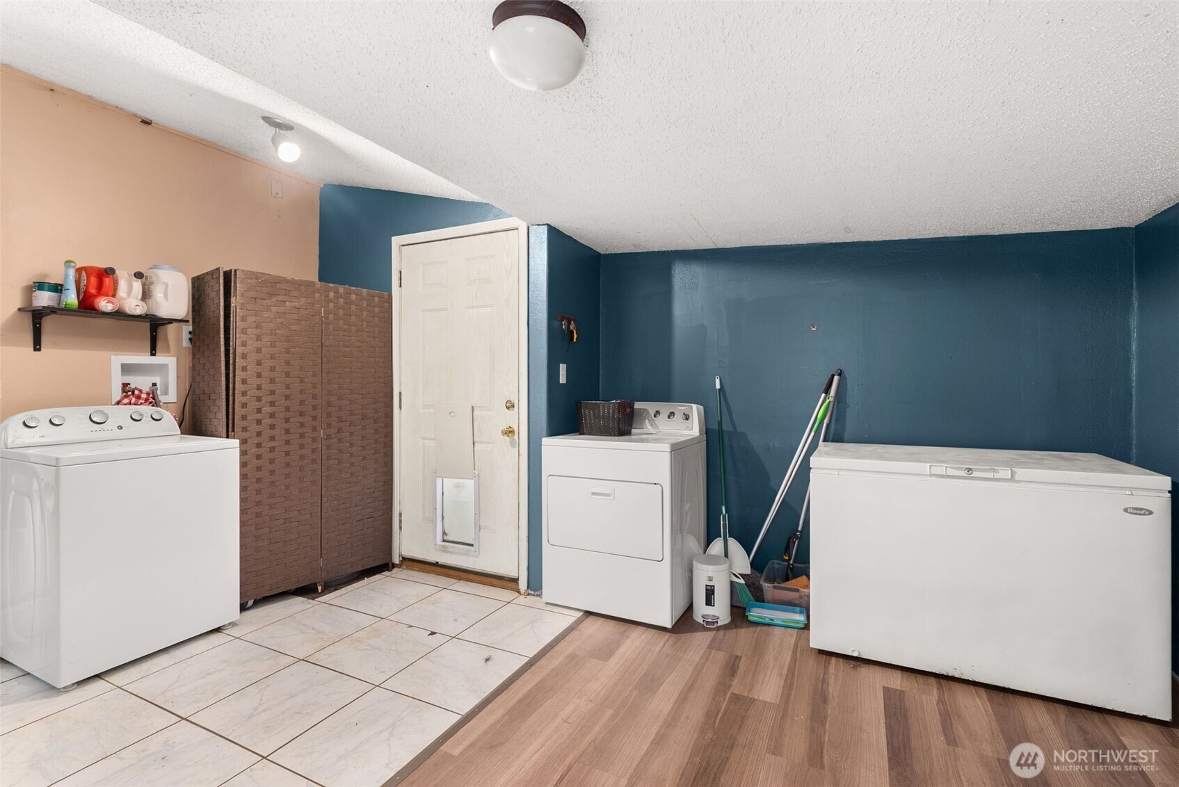 2046 Southwest Salsbury Avenue Chehalis, WA 98532 - Photo 22 of 36 a utility room with dryer and washer