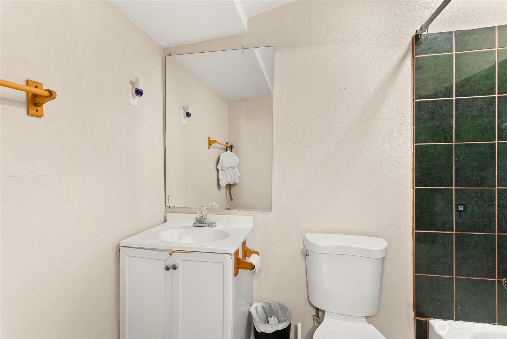 2046 Southwest Salsbury Avenue Chehalis, WA 98532 - Photo 24 of 36 a bathroom with a toilet a sink and mirror
