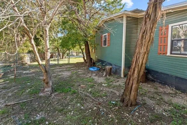 a view of a backyard