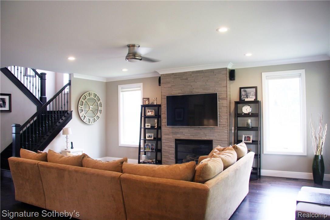 2521 Yorkshire Road Birmingham, MI 48009 - Photo 4 of 24 4.jpg